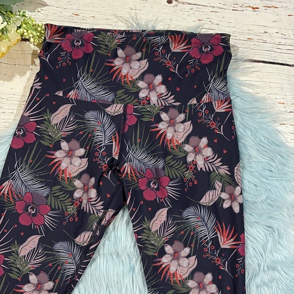 Lorna Jane Tropical Floral Navy High Rise Crop Leggings - Picture 5 of 9